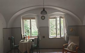 Vintage Room With Garden View
